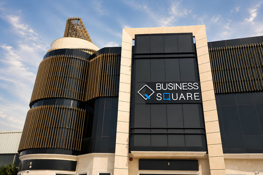 مركز بزنس سكوير للأعمال في عجمان، من تنفيذ شركة التلال لمقاولات البناء